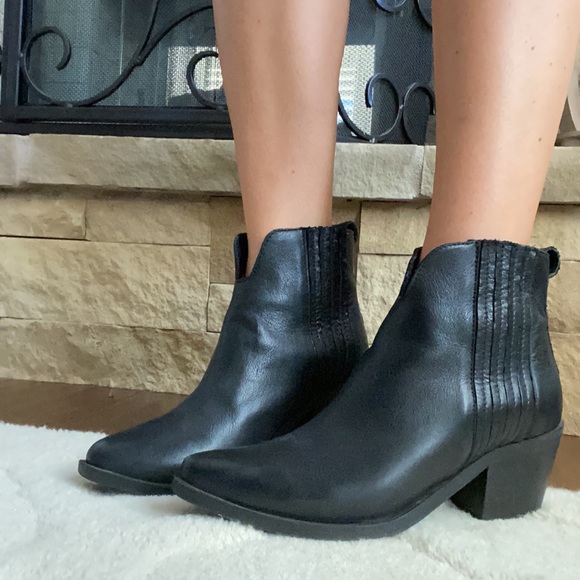 Steve Madden Shoes - Black booties